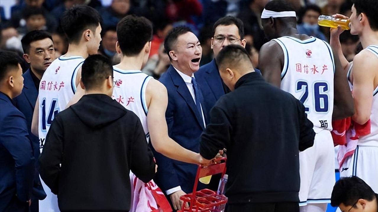 球员受伤无法上场，教练组紧急变更首发的简单介绍