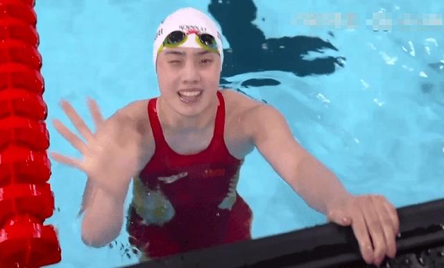 美国选手高举铜牌，表现亮眼